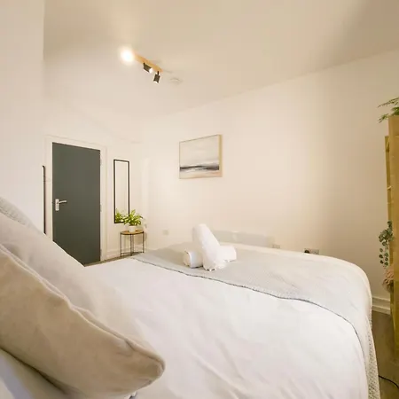 Plenty Of Parking Available; 3 Bedroom Apartment By Property Promise Cardiff Extérieur photo