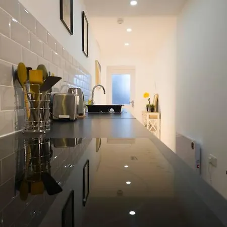 Plenty Of Parking Available; 3 Bedroom Apartment By Property Promise Cardiff Extérieur photo